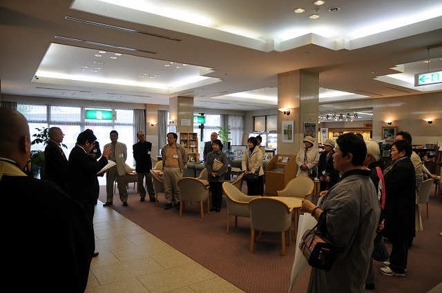 花園会館ロビーに集合