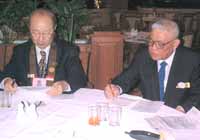 本稿著者・松涛弘道、国際委員長（右）と西村輝成事務総長